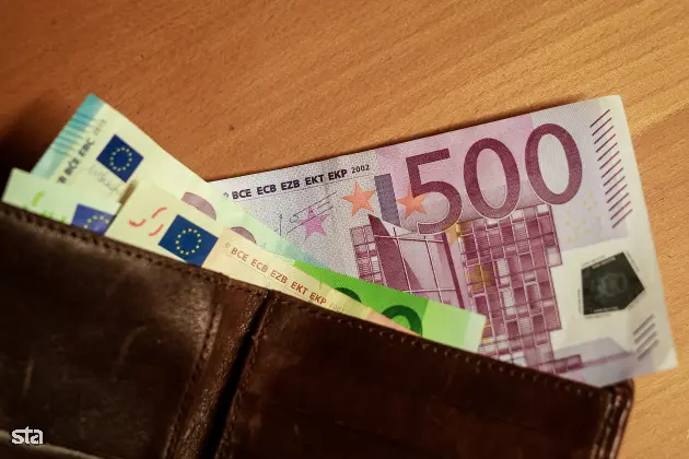 Nemčija, Frankfurt. Denarnica, denar, bankovci. Foto: Xinhua/STA Arhiv Xinhua/STA